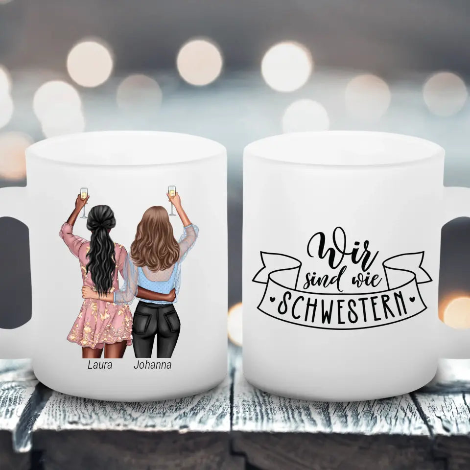 Freundinnen mit Drinks - Satinierte Tasse