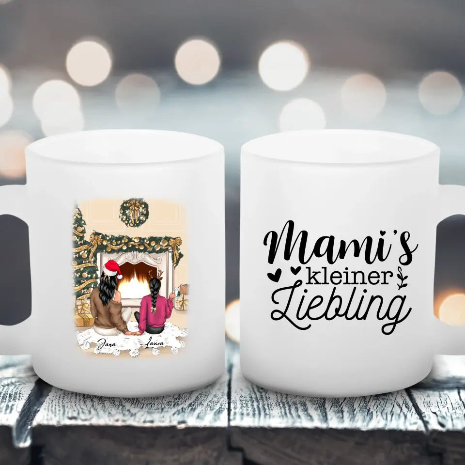 Mutter und Tochter am Ofen - Satinierte Tasse