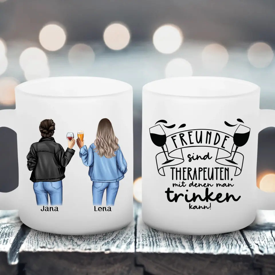 Freundinnen mit Getränk - Satinierte Tasse